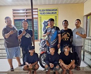 Ketiga pelaku Curas diapit Kanit Reskrim IPDA Gerry Simanjuntak SH dan Tim