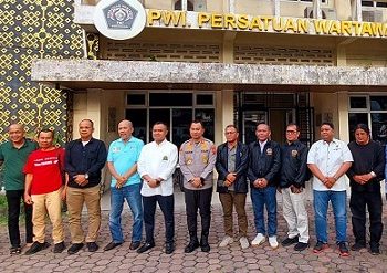 Kapolrestabes Kota Medan Kombes Pol Dr Jean Calvijn Simanjuntak, S.IK, M.H berfoto bersama pengurus PWI Sumut usai silaturahmi ke kantor PWI Sumut di Jl Adinegoro Medan (Foto Ist)
