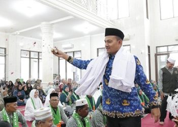 Wali Kota Tanjungbalai, Mahyaruddin Salim secara resmi melepas keberangkatan 47 jamaah umroh