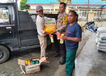 Bhabinkamtibmas Kelurahan Asuhan Aipda Goido Sinaga distribusikan bantuan pertanian kepada warga petani binaan Polseķ Siantar Timur