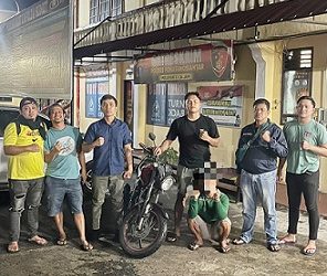 Pelaku JSS diapit Kanit Jatanras IPDA Revanto Barasa SH bersama tim opsnal 