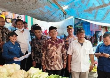 Kapolsek Tanah Jawa Kompol Asmon Bufitra SH. MH Dampingi Bupati Simalungun Sidak Harga Sembako Jelang Natal