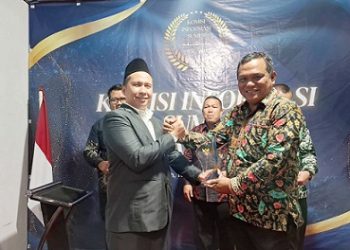 Wali Kota Pematangsiantar Wesly Silalahi SH MKn diwakili Kepala Dinas Komunikasi dan Informatika Johannes Sihombing SSTP MSi saat terima penghargaan dari Kepala Divisi Penyelesaian Sengketa Komisi Informasi Provinsi Sumut M Syafii Sitorus SH MH CMed