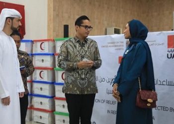 Wali Kota Medan Rico Waas saat menerima bantuan dari Pemerintah Uni Emirat Arab (UEA) untuk korban banjir di Medan. (Foto Ist)
