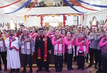 Kapolda Sumut Irjen Pol Whisnu Hermawan Februanto, bersama Ibu Ketua Bhayangkari Daerah Sumut Ny. Mona Whisnu Hermawan saat perayaan Natal di Gereja HKBP Adiankoting Jae, Kecamatan Adiankoting, Kabupaten Taput (Foto Ist)