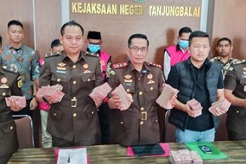Kajari Tanjungbalai Bobon Robiana, SH, MH saat pimpin konferensi pers didampingi Kasi Pidsus Anton Sujarwo, SH. MH, Kasi Intelijen Juergen Panjaitan, SH. MH 