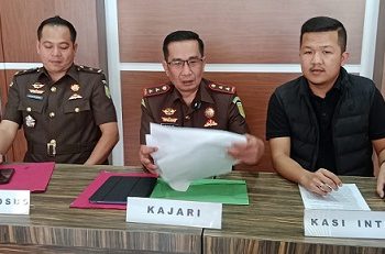 Kajari TanjungBalai Bobon Robiana, SH MH didampingi Kasi Pidsus Anton Sujarwo, SH MH, Kasi Intel, Juergen Panjaitan, SH MH dalam Konprensi Pers