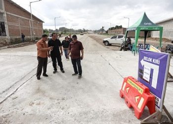 Wali Kota Pematangsiantar Wesly Silalahi SH MKn diwakili Sekda Junaedi Antonius Sitanggang SSTP MSi bersama sejumlah pimpinan OPD meninjau langsung lokasi outer ring road 
