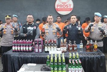 Kapolrestabes Medan, Kombes Pol. Dr. Jean Calvijn Simanjuntak saat paparan atas pengumgkapan peredaran narkoba di Terbul Bar & Lounge. (Foto Ist)