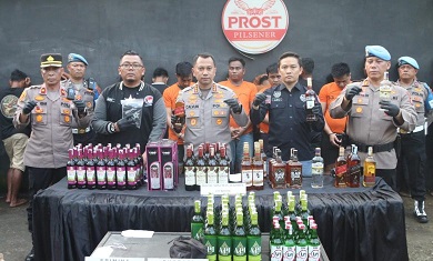 Kapolrestabes Medan, Kombes Pol. Dr. Jean Calvijn Simanjuntak saat paparan atas pengumgkapan peredaran narkoba di Terbul Bar & Lounge. (Foto Ist)