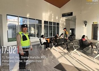 Bhabinkamtibmas Polseķ Sianțar Martoba AIPDA Mitra Bangun dan BRIPKA Sunandar melaksanakan patroli di Terminal Tanjung Pinggir