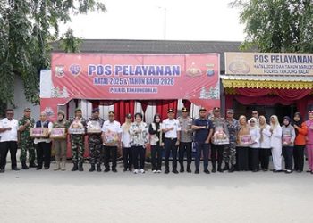 Wali Kota Tanjungbalai, Mahyaruddin Salim didampingi Ketua TP-PKK Mashandayani Mahyaruddin bersama Forkopimda melaksanakan peninjauan pos pengamanan (Pam)