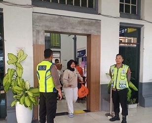 AIPTU A.R Habib dan AIPDA Setia Budi melaksanakan pengamanan Angkutan Nataru 2025-2026 di Stasiun KAI