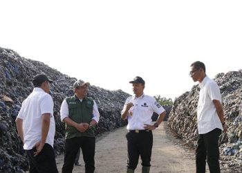 Wali Kota Tanjungbalai, Mahyaruddin Salim didampingi Plt Kadis Lingkungan Hidup Andri Ginting meninjau langsung kondisi Tempat Pembuangan Akhir (TPA) Baru