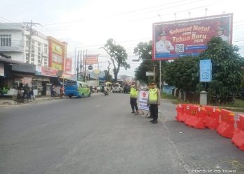 Kapolsek Siantar Marihat AKP Doni Simanjuntak SH selaku Kapos Yan Simpang Dua bersama para personil melakukan rekayasa lalulintas sekaligus pengaturan di Jalan Parapat yang berhasil tidak macet lagi