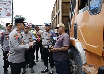 Kapolrestabes Medan Kombes Pol Dr. Jean Calvijn Simanjuntak saat menindak truk tiga sumbu langgar pembatasa operasional di Jalan Haji Anif, Kecamatan Medan Tembung (Foto Ist)