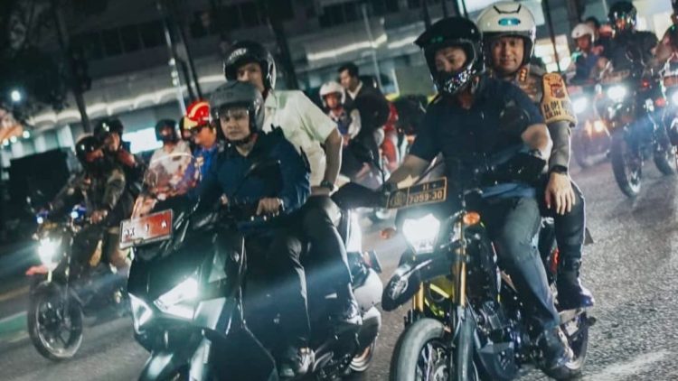 Kapolrestabes Medan Kombes Pol Dr. Jean Calvijn Simanjuntak, Wali Kota Medan, Rico Tri Putra Bayu Waas bersama unsur Forkopimda patroli skala besar gunakan sepeda motor. (Foto Ist)