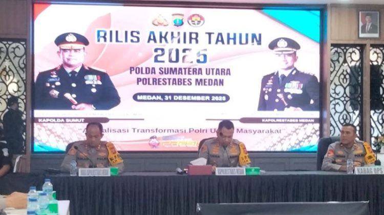 Kapolrestabes Medan, Kombes Pol Dr Jean Calvijn Simanjuntak, SIK, MH saat menggelar Rilis Akhir Tahun 2025 di Aula Patriatama Mapolrestabes Medan. (Foto Ist)