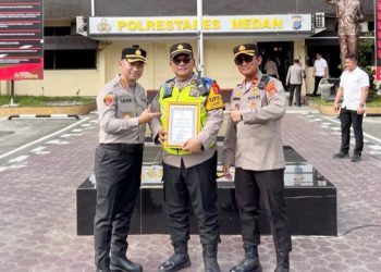 Kapolrestabes Medan, Kombes Pol Dr.Jean Calvijn Simanjuntak memberikan penghargaan kepada Pos Pam RCW Polsek Medan Sunggal yang diterima Ka Pos Pam Iptu Nizar Nasution didampinggi Kapolsek Sunggal Kompol Bambang G Hutabarat. (Foto Ist)