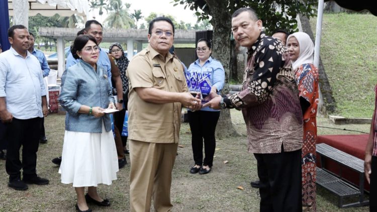 Wali Kota Pematangsiantar Wesly Silalahi SH MKn hadiri acara Syukuran Tahun Baru 2026, dirangkai pelepasan Purna Bakti Pegawai Perumda Air Minum Tirta Uli.