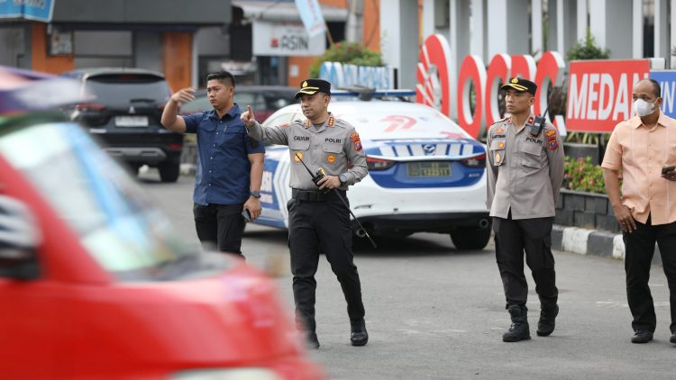 Kapolrestabes Medan Kombes Pol Dr. Jean Calvijn Simanjuntak bersama Kasat Lantas AKBP I Made Parwita, S.H. S.I.K, M.Si, Kapolsek Medan Baru Kompol Hendrik F. Aritonang, S.I.K. M.H dan Kasat Intelkam Kompol Lengkap Suherman Siregar, S.H. MH pengaturan lalu lintas di kawasan Jalan Gatot Subroto (Foto Ist)
