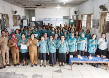 Ketua TP PKK Kota Pematangsiantar Ny Liswati Wesly Silalahi menyerahkan Hadiah Lomba PKK Tingkat Kota Pematangsiantar.