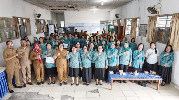 Ketua TP PKK Kota Pematangsiantar Ny Liswati Wesly Silalahi menyerahkan Hadiah Lomba PKK Tingkat Kota Pematangsiantar.