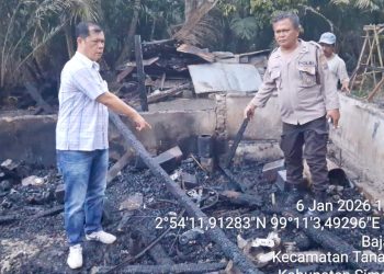 Personil Polseķ Tanah Jawa saat cek TKP kebakaran rumah Lansia