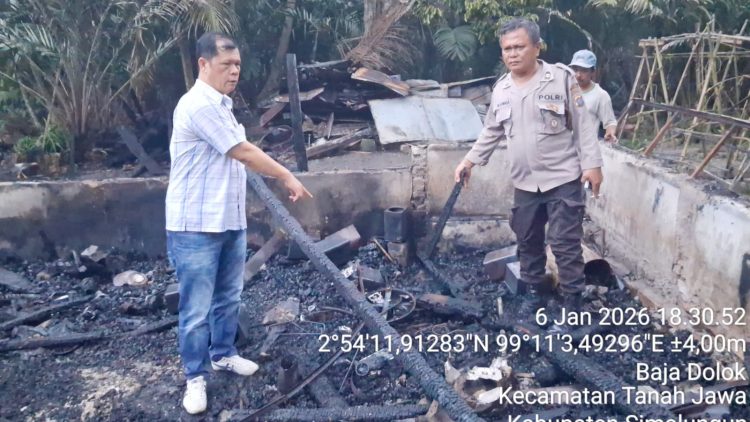 Personil Polseķ Tanah Jawa saat cek TKP kebakaran rumah Lansia