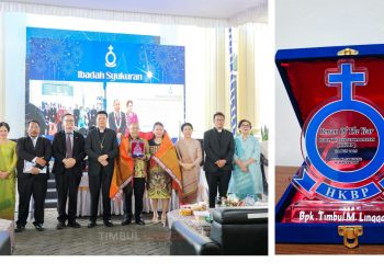 Timbul Marganda Lingga SH didampingi isteri saat menerima penghargaan Person Of The Year 2025 dari Ephorus HKBP Pdt. Dr. Victor Tinambunan dan para pimpinan HKBP
