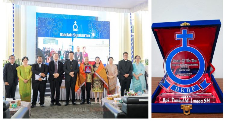 Timbul Marganda Lingga SH didampingi isteri saat menerima penghargaan Person Of The Year 2025 dari Ephorus HKBP Pdt. Dr. Victor Tinambunan dan para pimpinan HKBP