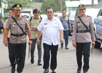Wali Kota Pematangsiantar Wesly Silalahi SH MKn bersama Kapolres Pematangsiantar AKBP Sah Udur T.M. Sitinjak SH. SIK. MH hadiri upacara penutupan Dikmaba Infanteri TNI AD Gelombang II TA 2025 dan Diktukba TNI AD Gelombang I TA 2026 di Lapangan Jenderal Soedirman Rindam I/BB Kota Pematangsiantar.