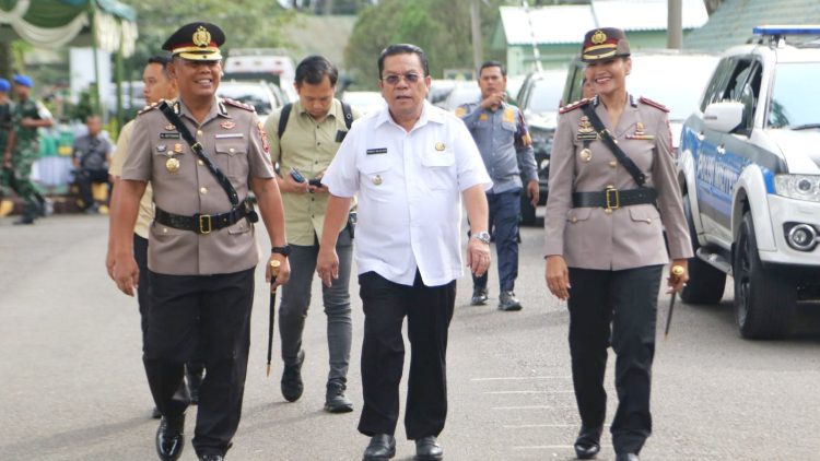 Wali Kota Pematangsiantar Wesly Silalahi SH MKn bersama Kapolres Pematangsiantar AKBP Sah Udur T.M. Sitinjak SH. SIK. MH hadiri upacara penutupan Dikmaba Infanteri TNI AD Gelombang II TA 2025 dan Diktukba TNI AD Gelombang I TA 2026 di Lapangan Jenderal Soedirman Rindam I/BB Kota Pematangsiantar.