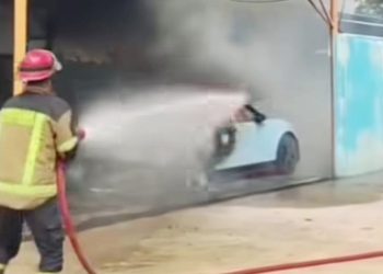 mobil listrik mewah Hyundai IONIQ 5 N BK 1373 AFV terbakar di sebuah bengkel mobil di Jalan Sei Asahan, Kelurahan Padang Bulan, Kecamatan Medan Selayang. (Foto Ist)