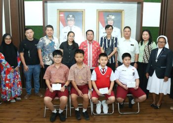 Wali Kota Pematangsiantar Wesly Silalahi SH MKn menerima kehadiran para siswa berprestasi di ruang kerjanya.