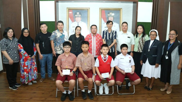 Wali Kota Pematangsiantar Wesly Silalahi SH MKn menerima kehadiran para siswa berprestasi di ruang kerjanya.