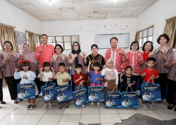 Ketua TP PKK yang juga Ketua Penyelenggaran PAUD SAB) Kota Pematangsiantar Ny Liswati Wesly Silalahi didampingi Sekretaris Dinas Pendidikan Drs Risbon Sinaga MM menyerahkan secara simbolis seragam dan pakaian olahraga kepada Murid PAUD SAB.
