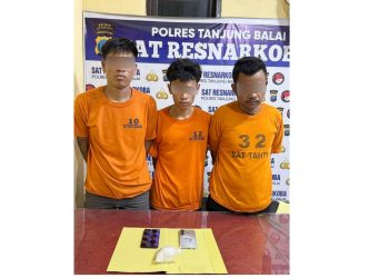 Ketiga tersangka dan barang bukti