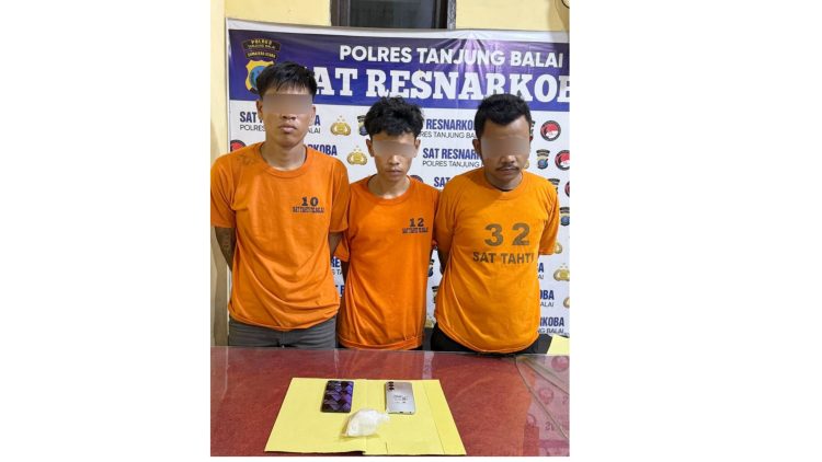 Ketiga tersangka dan barang bukti