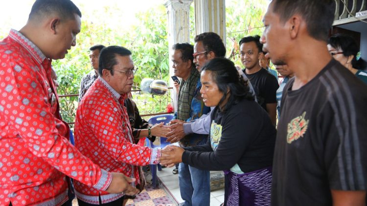 Wali Kota Pematangsiantar Wesly Silalahi SH MKn bersama Ketua TP PKK Kota Pematangsiantar Ny Liswati Wesly Silalahi Kunjungi lokasi kebakaran di Jalan Pergaulan