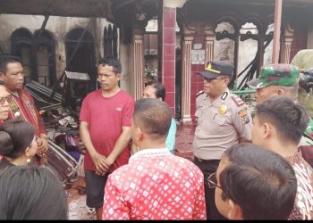 Kapolsek Sianțar Selatan IPTU Priston Simbolon dampingi Walikota Pematangsiantar Wesly Silalahi SH MKn kunjungi warga korban kebakaran rumah di Jalan Nias