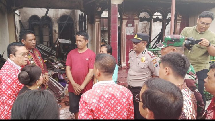 Kapolsek Sianțar Selatan IPTU Priston Simbolon dampingi Walikota Pematangsiantar Wesly Silalahi SH MKn kunjungi warga korban kebakaran rumah di Jalan Nias
