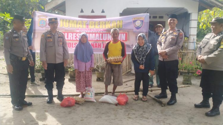 Kapolsek Tanah Jawa Kompol Asmon Bufitra bersama personelnya saat berikan sembako kepada Ibu Sarni dan Pak Paijan.