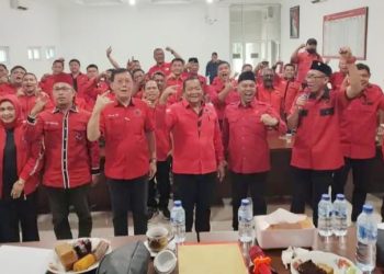 Ketua DPC PDI Perjuangan Kota Medan periode 2025-2030, Hasyim bersama pengurus yang dilantik Ketua DPD PDIP Sumut Rapidin Simbolon, Jumat (Foto Ist)