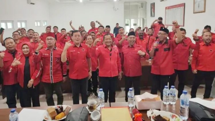 Ketua DPC PDI Perjuangan Kota Medan periode 2025-2030, Hasyim bersama pengurus yang dilantik Ketua DPD PDIP Sumut Rapidin Simbolon, Jumat (Foto Ist)