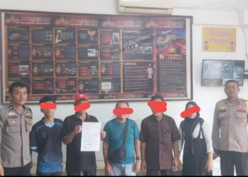 BhabinKamtibmas Kelurahan Baru AIPDA Yudi Patra Wibawa dan BhabinKamtibmas Kelurahan Martoba AIPDA M. Nurday selesaikan dugaan pemukulan