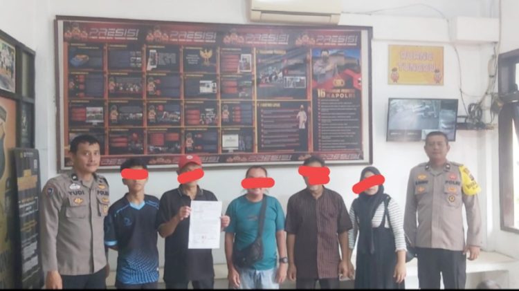 BhabinKamtibmas Kelurahan Baru AIPDA Yudi Patra Wibawa dan BhabinKamtibmas Kelurahan Martoba AIPDA M. Nurday selesaikan dugaan pemukulan