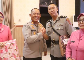 Kapolres Simalungun AKBP Marganda Aritonang, S.H., S.I.K., M.M berikan cenderamata kepada Kapolsek Tanah Jawa Kompol Asmon Bufitra SH MH yang dimutasi menjabat Kabag Ops Polres Madina