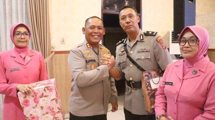 Kapolres Simalungun AKBP Marganda Aritonang, S.H., S.I.K., M.M berikan cenderamata kepada Kapolsek Tanah Jawa Kompol Asmon Bufitra SH MH yang dimutasi menjabat Kabag Ops Polres Madina