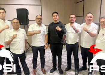 Ketua PSI Kota Medan Renville Pandapotan Napitupulu bersama jajaran pengurus PSI Kota Medan berfoto bersama Ketua Umum PSI Kaesang Pangarep. (Foto Ist)